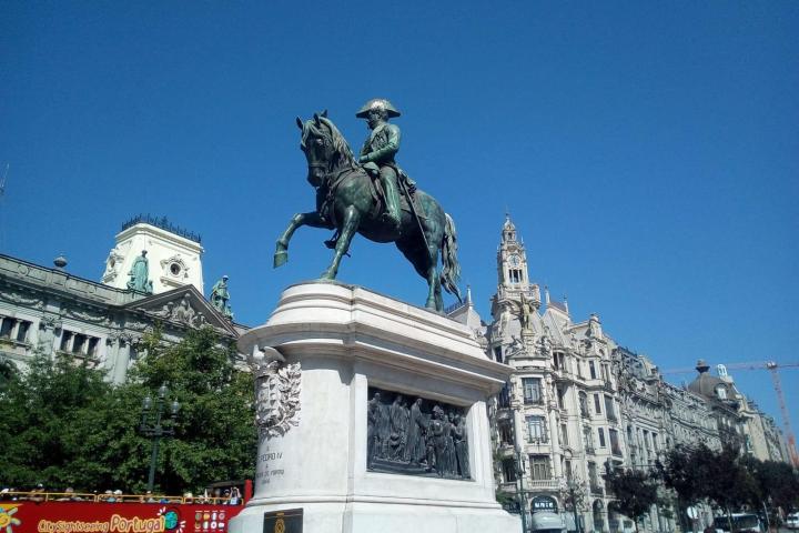 A statue in Porto